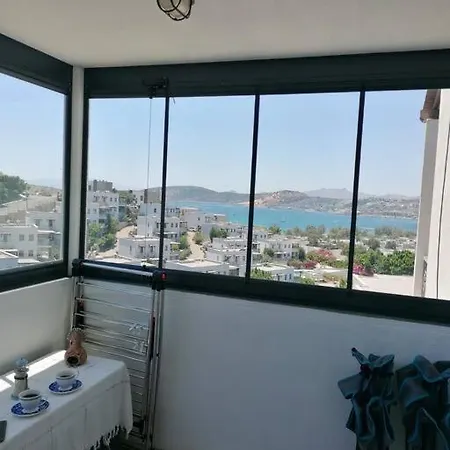 Bodrum'da Manzarali Havuzlu 2+1 Apartment